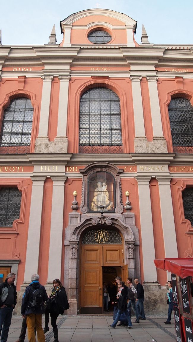 ノイハウザー通りをまっすぐ歩いていると、<br />左側に見えて来たのがミヒャエル教会（たぶんこれ）