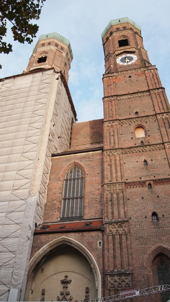 修復中のフラウエン教会。<br />時間が5時を過ぎていたので、中にはもう入れませんでした。