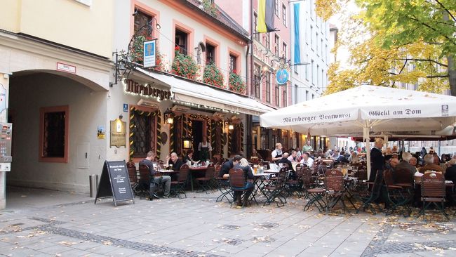 市庁舎の裏側辺りには、<br />こんな感じのレストランがいっぱい。<br />どこの店も外のテーブルでビールを飲む人たちがたくさん。<br /><br />この季節、夜になると外はツライけれど、<br />夕方くらいの時間帯なら外でも良いかも。明るくて開放的だし！