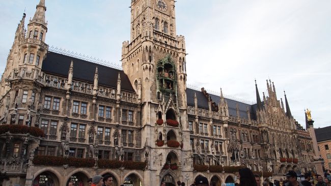 そしてようやくマリエン広場の新市庁舎へ。<br /><br />でかい…！！！！<br />写真に収まらない！！<br /><br />ミラノのドゥーモみたいな規模である。