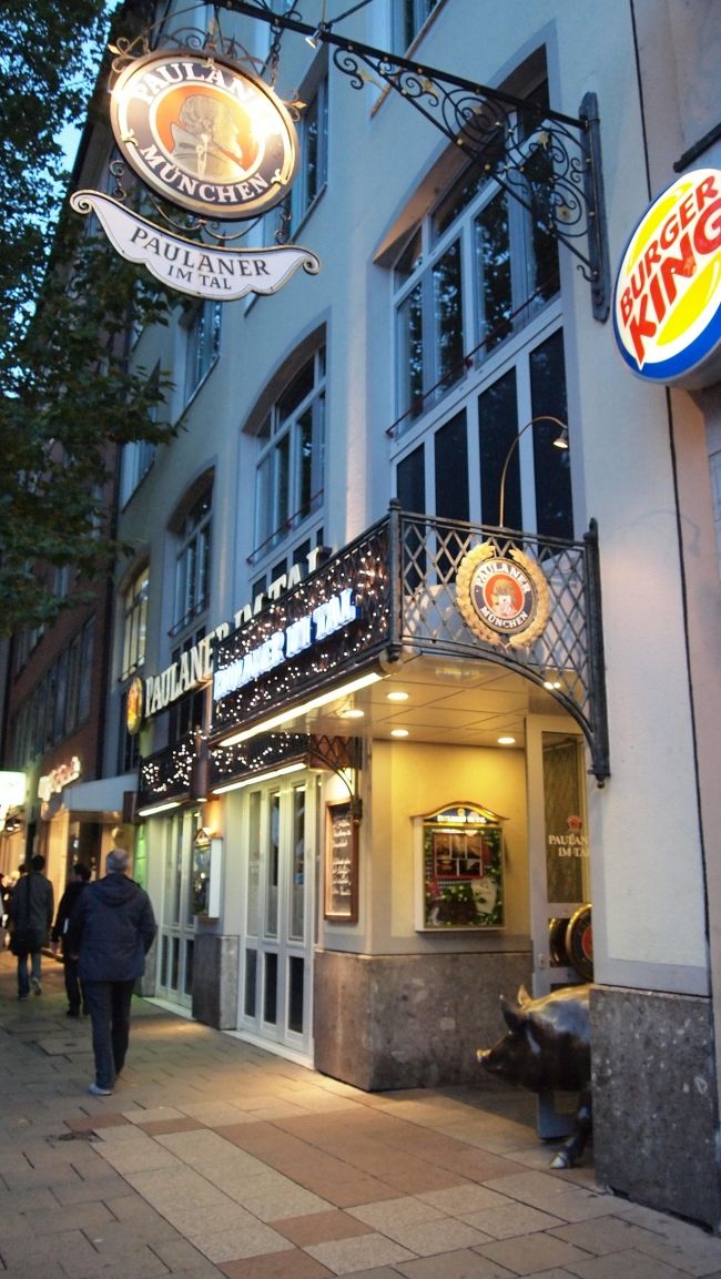 さて、お腹も空いたので夕飯です。<br /><br />ペーター教会から近い、<br />パウラーナー・イム・タールへ。