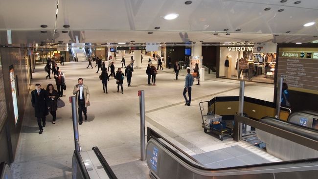 翌日。<br />14時にはウィーンに向けて出発しなければならないので、<br />午前中でレジデンツの方へ向かいます。<br /><br />駅の地下街。東京みたい。