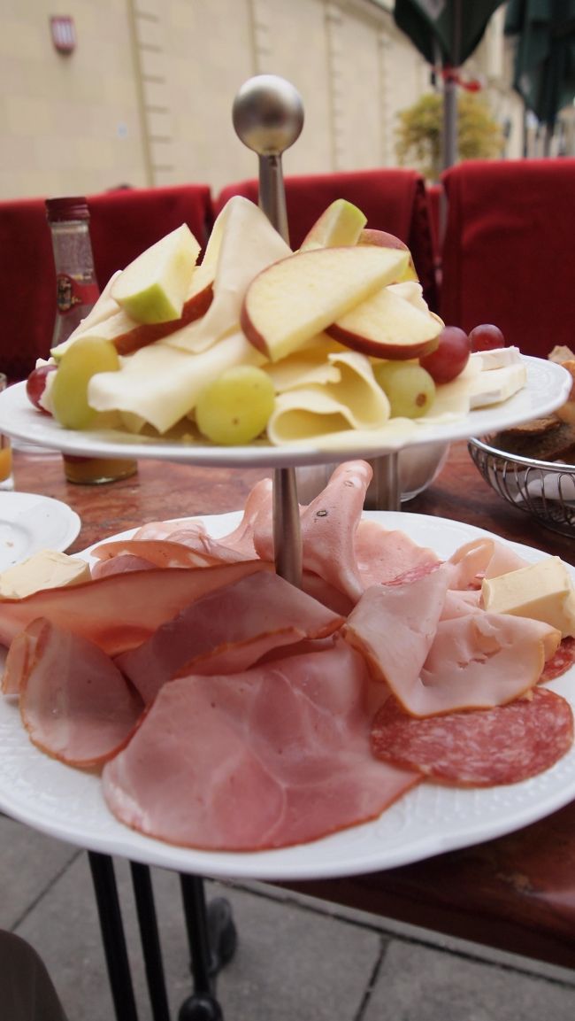 こんなに盛りだくさん！！<br />ハムやらフルーツやらチーズやら。<br /><br />2人でモリモリ食べる。