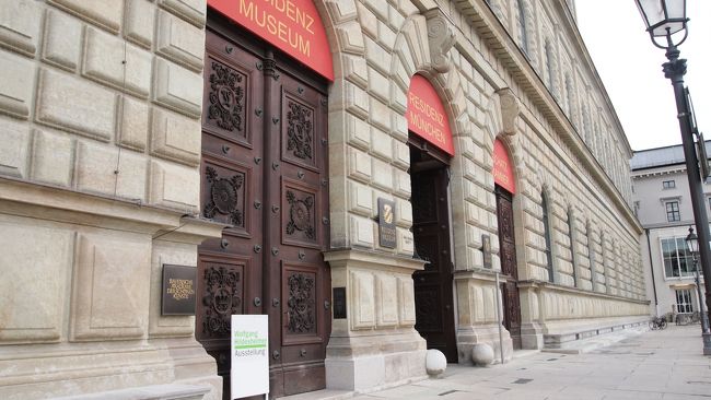 お腹が膨れたらレジデンツへ。