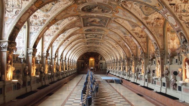 中は広大です！<br /><br />日本語のガイドがあるわけではないので、<br />どこが何なのかはよく分かりませんでしたが、<br />ものすごい広かったので、<br />ガイドなんかあったらすごい時間掛かるだろうなーと思った。