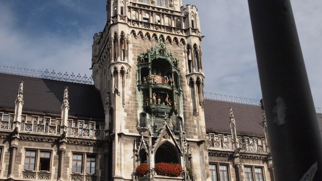 始まりました。ちなみに12時を10分くらい過ぎて始まりました。<br />なんかこういうのが時間通りに始まらないところが日本と違いますよね。<br /><br />諦めて途中で帰っちゃう人多数。<br />そして仕掛け自体は………。