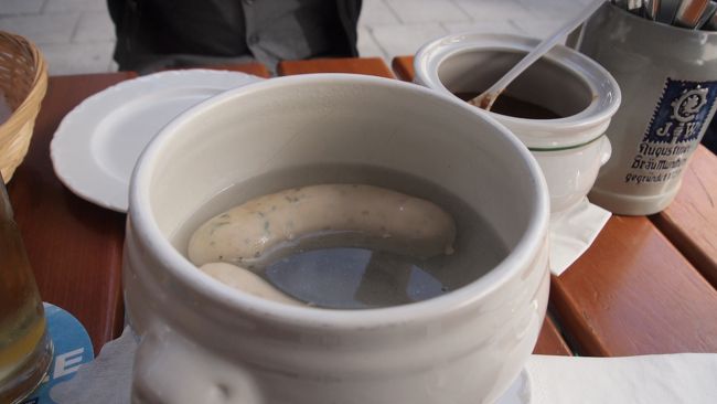 ミュンヘン名物の白ソーセージを食べました。<br />ハニーマスタードが結構うまい。<br /><br />でも個人的にはカリーブルストの方が上かな〜。<br />やはりソーセージはカリカリに焼いてあるのが好き！