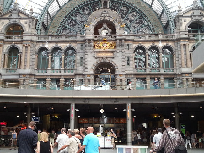 翌日、アントワープへ<br />駅前にはダイヤモンドの宝石店が多い。