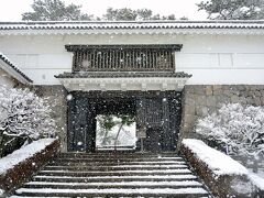 深々と雪が降ります。

モノトーンの世界
