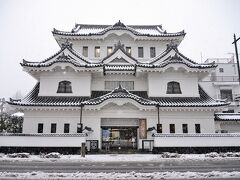 ういろう城？

外郎家は中国で約1000年、日本で600年以上続いている家です。
北条早雲により招かれ、以来、小田原外郎家は一子相伝で薬の製法を現在も伝えています。

小田原城天守閣の展示物の中に外郎家の説明があり、薬のういろうを知りました。
「小田原のういろう」というと、お菓子のういろう以外に想像できる人はいるでしょうか？

薬としての名前は 透頂香 (とうちんこう）見かけは仁丹そのものです。
・・・箱の効能書きによると、ありとあらゆる症状に効能があると記されている万能薬。

お菓子の「ういろう」は、外国からの使節をもてなすために京都外郎家が作ったお菓子です。上新粉などの米粉に砂糖と水を加えて練り、型に入れて蒸したもの。
京都外郎家は室町幕府滅亡とともに絶家。その時の職人等によって菓子製法が全国に伝わりました。
名古屋のういろう より しっかり しています。けっこう美味しいです。はる は好きです。

