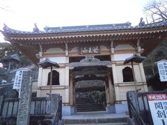 ２３番札所薬王寺に到着です。
この門の手前に団体の納経所、階段を少し登ったところに個人の納経所がありました。