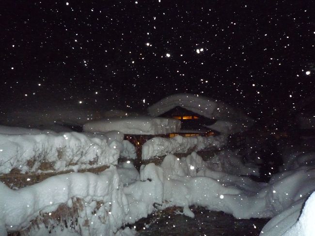 この奥にあの有名な混浴風呂があります。<br />写真は禁止ですので、遠くから外観だけ撮ってみました☆<br /><br />妙乃湯とは違いタオルは禁止ですが、”女性風呂から繋がってる、濁り湯、夜”の3拍子でしたので以外と抵抗なく入る事が出来ました。