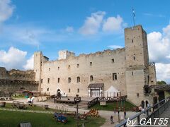 ラクヴェレ城に到着。
１４世紀にデンマーク人によって建てられ、ロシア、スウェーデン、ポーランド等城主を変えながら、その後の戦争で廃墟に...。
最近修復され観光施設としてオープン。
12年前にタリンで出会った旅行者が「廃墟のラクヴェレ城良かったよ〜」と言っていましたが、今回訪れてビックリ！まるでテーマパークでしたガックシ↓
入場料も8ユーロとタリンの観光名所よりも高くタリン〜ラクヴェレ間のバスよりも高かった。