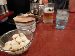 ばんからラーメンで夕食。ニンニクはテーブル上に山となっていて、自分で押しつぶす。