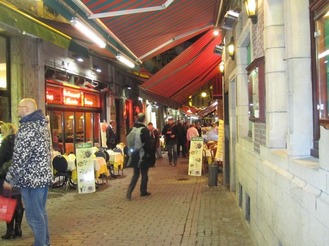 グランプラスの裏通り。<br /><br />レストラン街でした。