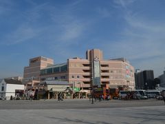 ヴェルニー公園 いこいの広場から

横須賀市の京浜急行線汐入駅前の横須賀芸術劇場に来た際に、ヴェルニー公園を訪れた。
入口に入るとすぐの広場。子供の遊具などある。広い広場で、イベントや集会の開催場としても利用されている。 
駐車場には、観光バスも止まっている。