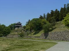 　１時間半のドライブで上田市に入り、まっすぐ上田城址の駐車場に車を入れた。上田城址が目の前に見える。

　この城は１５８３年に真田幸隆の三男である真田昌幸が築城した平城である。千曲川と太郎山に囲まれた天然の要害に造ったお城です。

　昔は、駐車場辺りに千曲川が流れていたそうで、今は、お城からかなり後退しています。

　最初、この城を観たときには、徳川軍の二度の攻めでも落城しなかった理由が分からなかったが、千曲川が天然のお濠の役をしていたのですね。少し納得しました。　