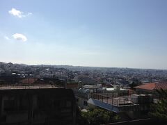 最終日はチェックアウトぎりぎりにホテルを出発し、帰りの飛行機の時間まで那覇市内をプチ観光。
首里の石畳の途中にある絶景カフェでランチをしてきました。
こんなステキなところに住みたいわ…