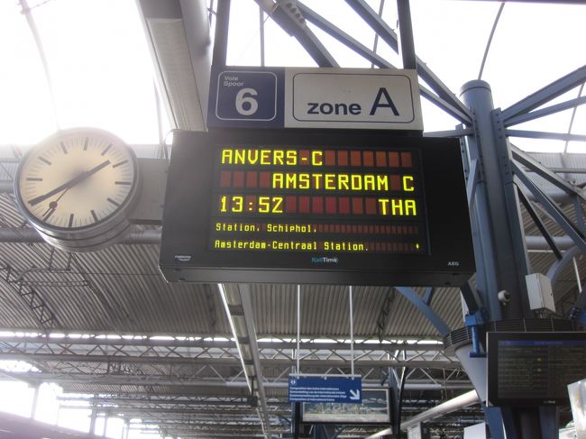 ブリュッセル南駅での案内版。