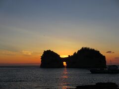 和歌山県の夕日百選に選ばれている円月島。

冬は16：30くらいか見頃だそうですが出遅れて17：10にきた。
