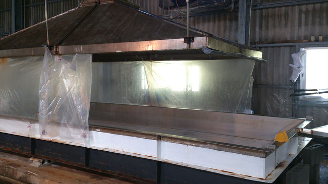 工房の方が塩作りの説明をして下さいます。<br />とても丁寧な説明です。