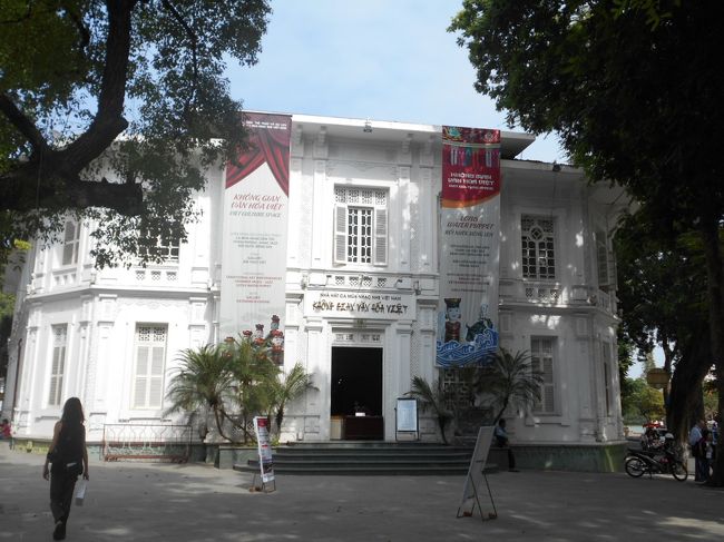 ホアンキエム湖から<br />ちょっと離れて、ハノイ大教会へ向かいます。<br /><br />すると、その途中に瀟洒な建物。<br />どうも、ここでも水上人形劇が見られるみたい。