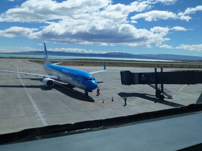 今日はカラファテかアルゼンチン航空でブエノスアイレスへ　<br />乗り換えてプエルト・イグアスへ<br />移動日です。<br />カラファテ発の航空機は１４：００の予定でしたが　なぜか１３：４０になって<br />急がされて機内に入りました。