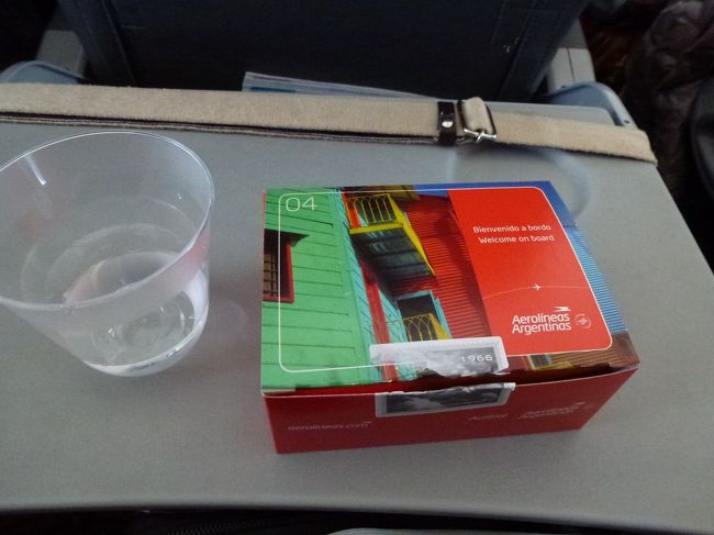 機内食です。中身はおつまみのようなあられでした。<br />所要時間3時間でブエノスアイレス着