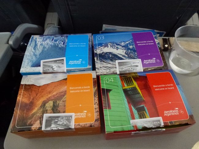 ブエノスアイレス１８：００発　約2時間で<br />プエルト・イグアス空港に。<br />また　機内食が出ました。箱の色がｯ数種類あってそれぞれに観光案内が書いてありました。