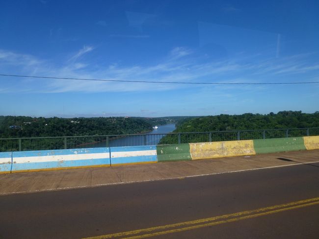 明くる日は　パスポート携行してブラジル側の観光です。<br /><br />イグアス川にかかるこの橋には両国の国旗からとった色が塗られていて　ここが国境　ブラジル側に渡りました。<br />