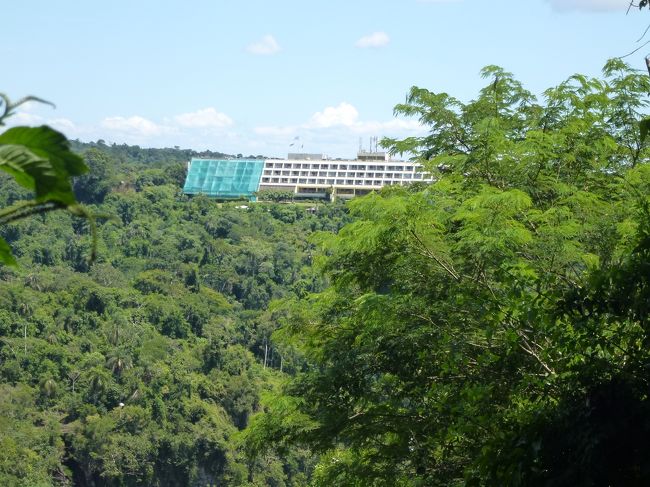 遠くに見えるのはシェラトンホテルです。