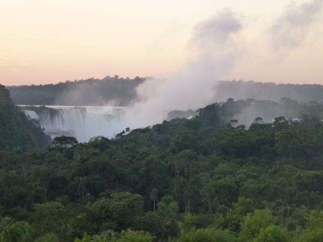 シェラトンホテル　部屋から見えるイグアスの滝です。