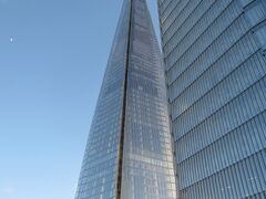 地下鉄を乗り継いで、ザ・シャード ( THE SHARD ) に到着しました。
まだ予約時間まで、少しあるので周りを散策します。