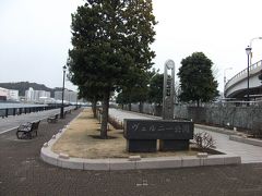 まずはヴェルニー公園を散策。一切花の咲いていない庭園を歩いていると雪が降り始める。