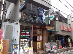 どぶ板通りのTSUNAMIで早めの昼ごはん。ネイビーバーガーを頂く。
よこすかグルメきっぷ利用、ドリンクが付く。