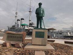 徒歩10分、三笠公園へ。公園中央には東郷平八郎像が置かれている。