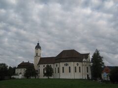 次にやってきたのがヴィース教会です。

一見地味なこの教会、ドイツ旅行をした友人が「ここは絶対おすすめ。必見。」と言っていたので行程に入れました。