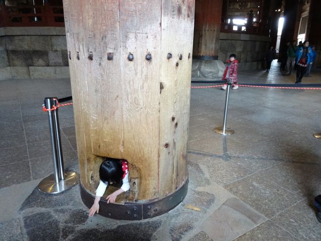 お決まりの鼻の穴くぐり<br /><br />