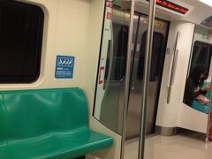 空港からは捷運（地下鉄）でホテルまで移動。ホテルのある市議会駅までは35元とかなり安い。それに、高雄中心部までもかなり近い。