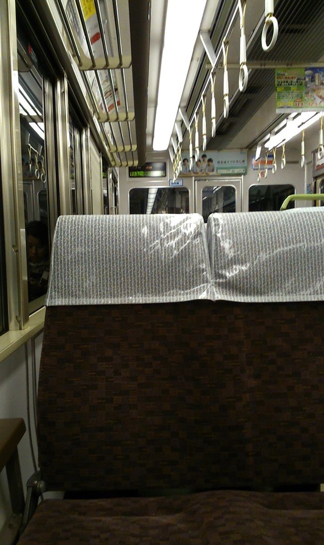 近江八幡から奈良へ移動する途中。<br />やっぱり向かい合っている座席は解放感あって良いですね！<br /><br />と喜んでいる場合ではありません。<br />奈良行きの電車を待つ京都駅のホームは…ちょうど退勤ラッシュの時間。<br />電車は来ていたけど座りたかったので次の電車を待つことにしました。<br /><br />列に並んで電車がホームに入って来るのをじっと待ちます。<br />ここまでは首都圏と同じ感じ。<br /><br />だったんですが…<br />電車がホームに入ってきた途端、後ろに並んでいる人がうわっと前に集まってきて、<br />ドアが開いた途端にいっきに電車に乗り込むではありませんか(@_@)<br /><br />並んでいる順番で電車に乗る気だったippuni夫婦は唖然…<br />そしてippuni夫婦が乗り込むときに一組の親子が私達を腕で抑えて前に進めなくして、<br />私たちの目の前にある（当然私たちが座ろうとしていた）座席に滑り込んだのです！<br />この親子とは後々向かい合って座ることになりましたけど(苦笑)、<br />どんな面して生きているのか、座って居る間ず〜っと見つめていました。<br /><br />実は、今回の旅では何度かこういうことがありました。<br />今まで首都圏(東京・神奈川)でしかローカル電車に乗ったことがなかった私は、<br />日本でもこういうことがあるという事実にびっくり！新たな衝撃でした。<br /><br />横入りは当たり前、2度も腕で通路を塞がれたのには正直かなり頭に来ました。<br /><br />他にも電車に乗る時に関して色んな事がありましたが、これは最後の旅行記にまとめるつもりです。<br />(ただ単に今までの旅行記に書き忘れただけなのですが(^^;))