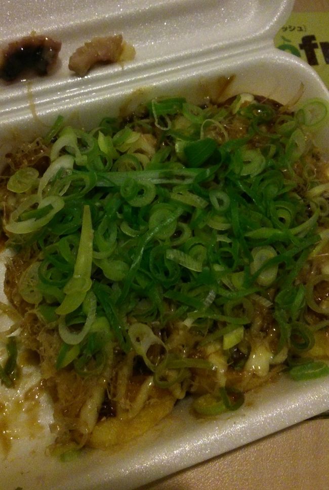 結局向かい合って座って居た非常識な親子はすぐに降りて行きました。<br />あんなにすぐに降りる癖に、人を押さえつけてまで座った意味はあったのか…。<br />ずっと見つめていたけど、一度も視線を合わせなかったので少しは悪気があったのかな。<br /><br />まぁいいです。<br /><br />到着してから駅に隣接にするホテルにチェックインして早速夕食の買い出しに行きました。<br />といっても地理も何も分からないので、駅構内にある複合商業施設(スーパー？)です。<br /><br />お弁当類の殆どが売りきれだったので、私はたこ焼きを買いました。<br />あとは駅のスーパーで飲み物やおかずを買い込みホテルのお部屋で夕食タイム♪