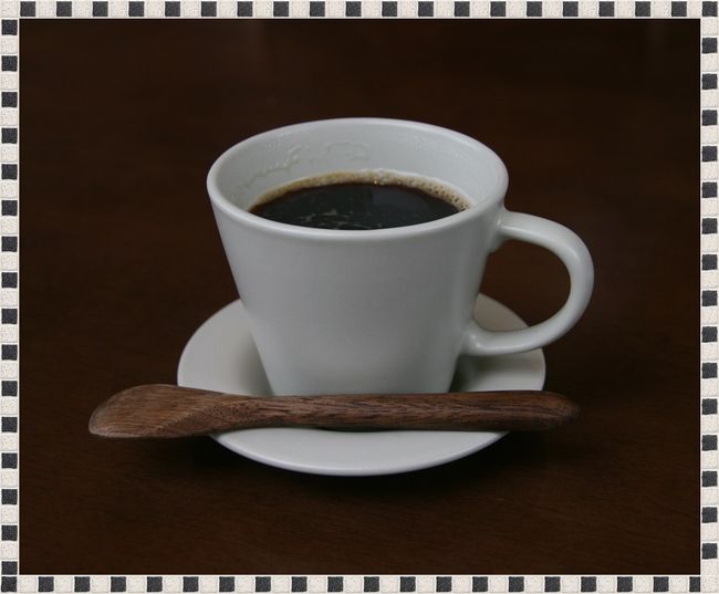 雨が再び振り出してきたので、カフェに向かいます。<br /><br />当初は古民家カフェに行く予定でしたが、雨脚も強くなってきたし、<br />途中でお洒落なカフェを見つけたので、そこに入る事にしました。<br /><br />奈良カフェだったかな？(違っていたらごめんなさい)<br /><br />私と旦那はカフェのみ注文。