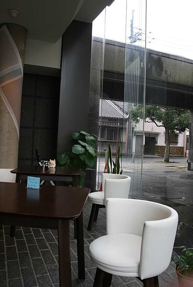 ガラス張りだし、なかなかお洒落ないい感じのカフェでしたよ〜