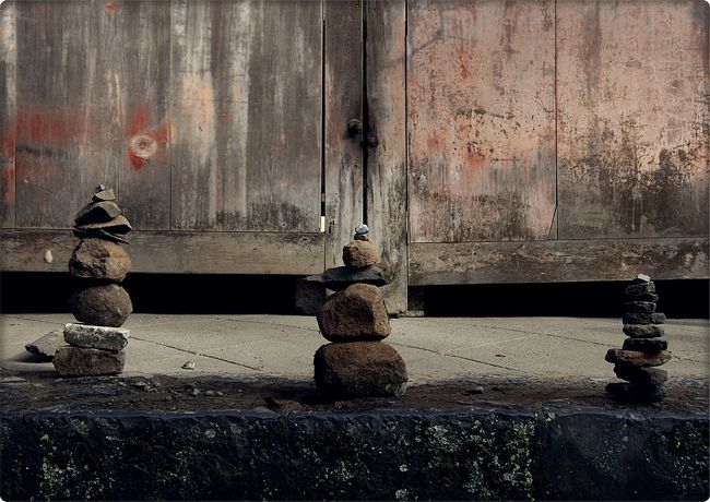 そういえば、「意味」で思い出したのですが、<br />以前フランスに住む日本人の友人たちの中で「稲穂のように」という言葉が話題になりました。<br /><br />この表現って、海外で通用するのかなぁという素朴な疑問から、<br />互いの知っているあらゆるフランス人に聞いてみたところ、どんな意味か分かる人は一人もいませんでした。<br />その言葉の意味を想像すらできないようです。<br />稲穂って何？？？っていうところから始まるのですからね。<br /><br />で、アジア人であるippuni旦那に「稲穂のようになりなさい」ってどういう意味か知ってる？<br />って聞いたところ、一発で正しい答えが返って来ました。<br />自国にもこういう表現ってあるの？って聞いたら、ないって言うんです。<br />でも想像で答えられちゃうんですよね〜　不思議と。<br /><br />なんだかんだ言っても、やっぱり心が通じ合えるのって文化の似ているお隣の国同士なんだなって思います。<br /><br />いい加減、仲良くしたらどうなんでしょうかね。<br />西欧にはペコペコしているくせに、東洋には強気な日本…　<br />故郷日本は特別だけど、日本のそういうところは嫌だなぁとつくづく思いました。