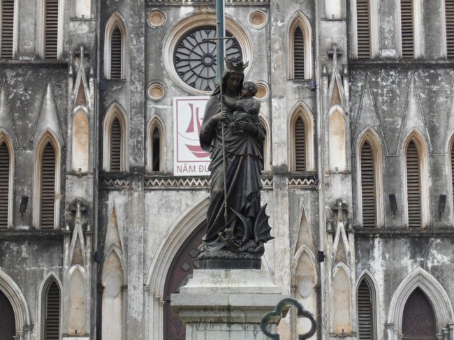 門の中に入ると、マリア像。