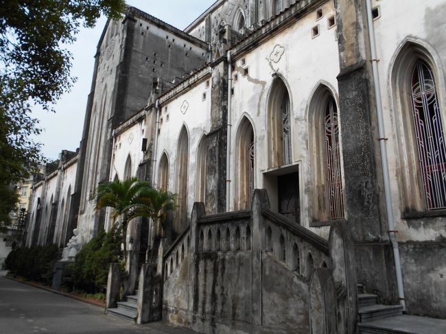 教会の中には、<br />正面から見て、右手のほうから入ります。<br />