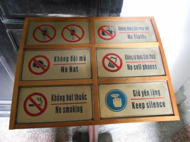 教会の中に入ると、注意事項が。<br /><br />・素肌の露出はいけません<br />・帽子は脱ぎましょう。<br />・禁煙です（教会なら当然だよね）<br />・フラッシュ撮影はいけません<br />（ということは写真は撮ってもいいんですね〜）<br />・携帯電話は使用禁止です<br />そして<br />・お静かに