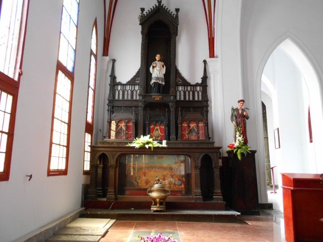 正面の脇にも、お祈りする場所があります。<br />これは、有名な聖人なのでしょうか。<br />でも、１２使徒には見えませんが・・・