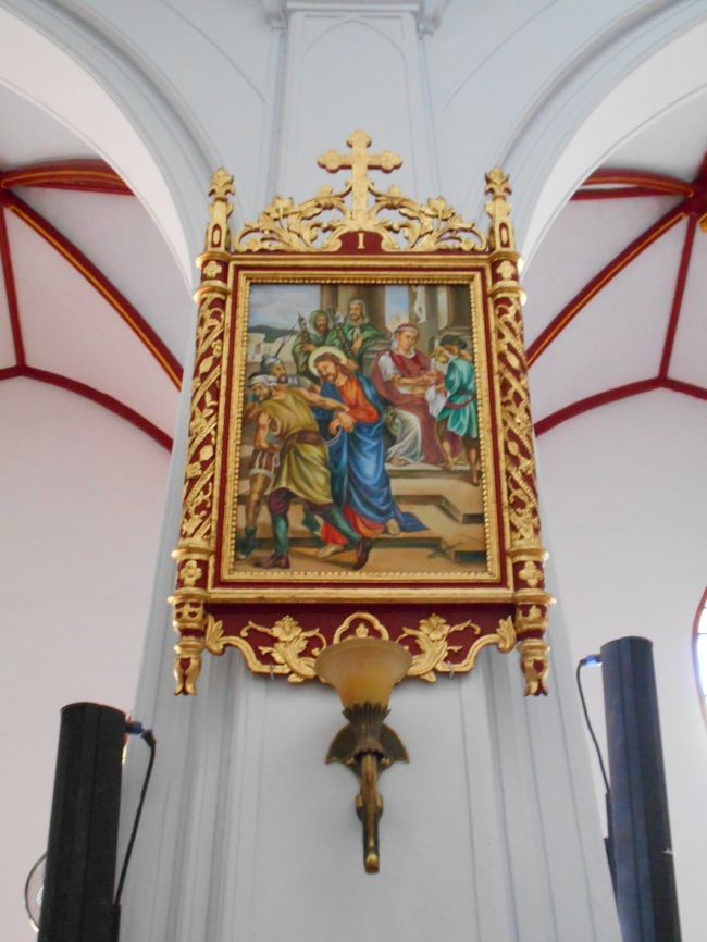 両脇の柱には<br />キリスト信仰に関する絵画が掲げられています。