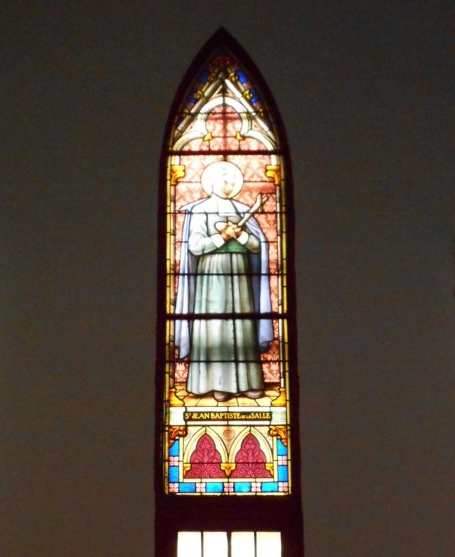 壁には、いろいろな聖人の姿を描いた<br />ステンドグラスがはめこまれています。